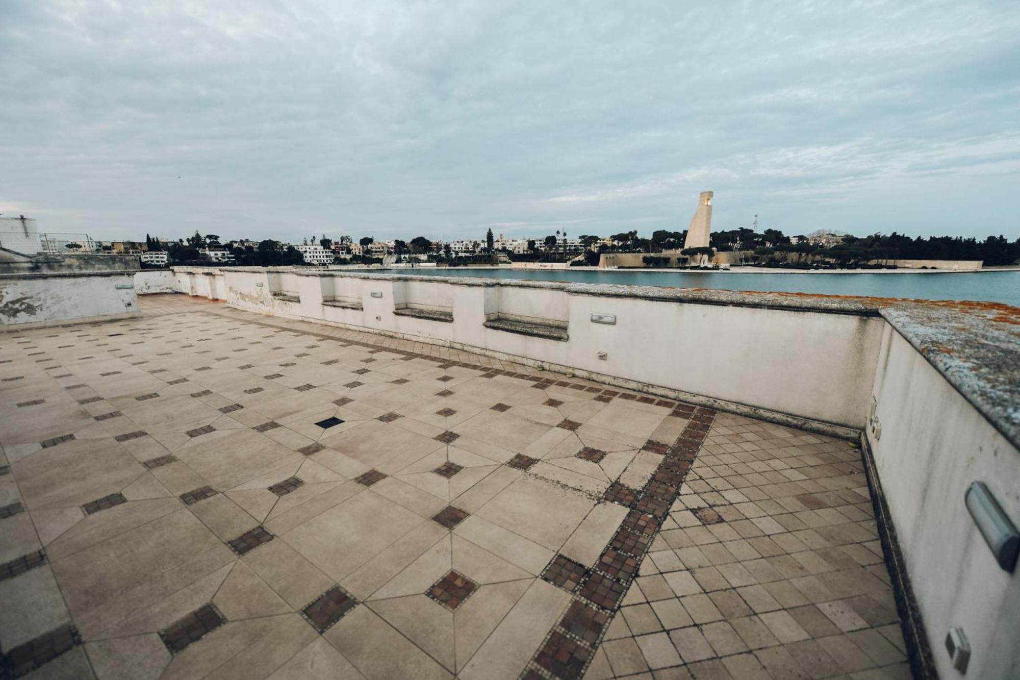Verso Oriente Brindisi Luaran gambar