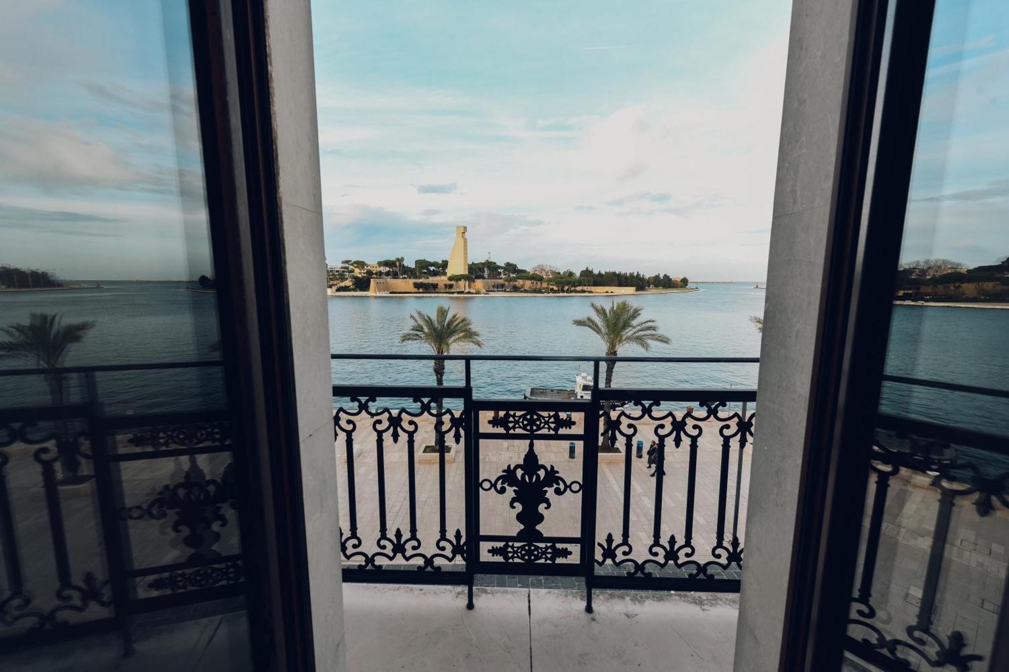 Verso Oriente Brindisi Luaran gambar